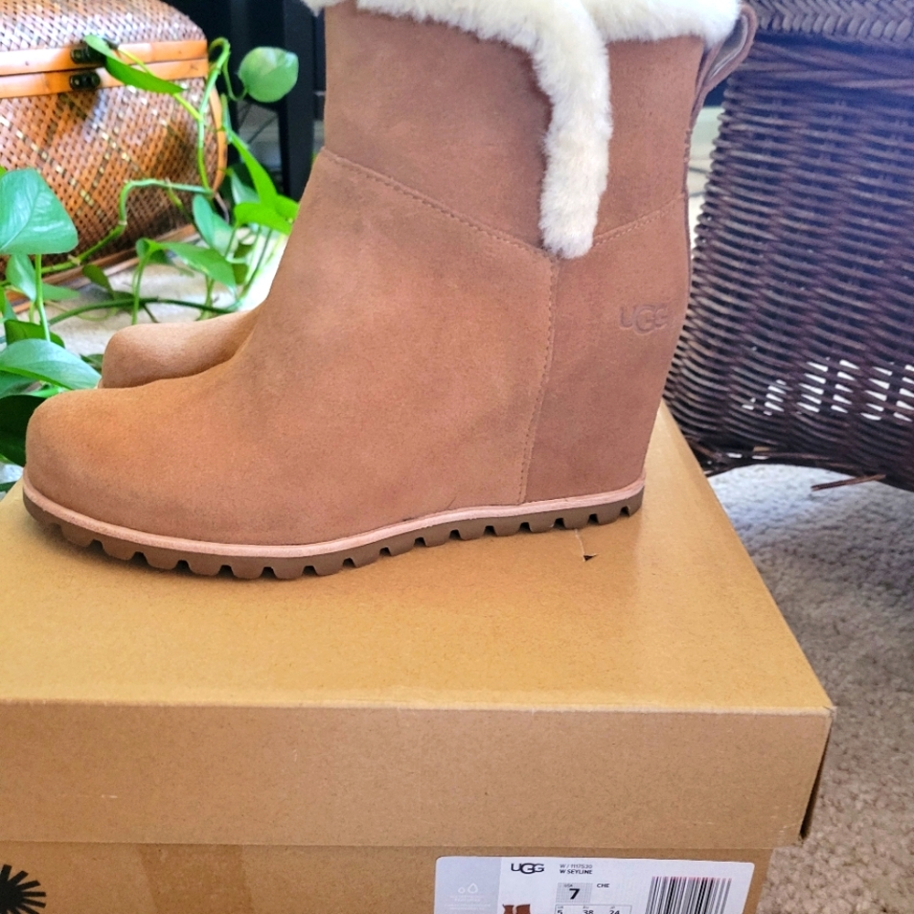 Ugg suede wedge boots size 7